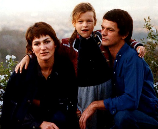 Галина с Миллой и мужем — врачом из Черногории Богданом Йововичем, 1979 год. В 1981-м семья эмигрировала в Лондон, затем в США, в начале 80-х родители Миллы работали прислугой в доме голливудского режиссера Брайана де Пальмы. В 1990-м Богдан Йовович был осужден на 20 лет за махинации с медицинскими страховками, провел в тюрьме пять лет