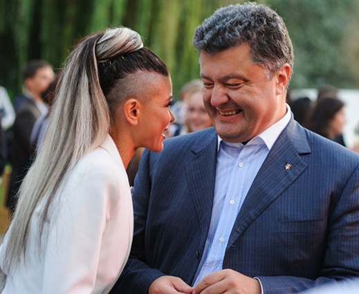 С Петром Порошенко. «На мой взгляд, следующий президент должен из андеграунда выйти, боль простых людей понимать, знать, как на самом нижнем уровне живут»