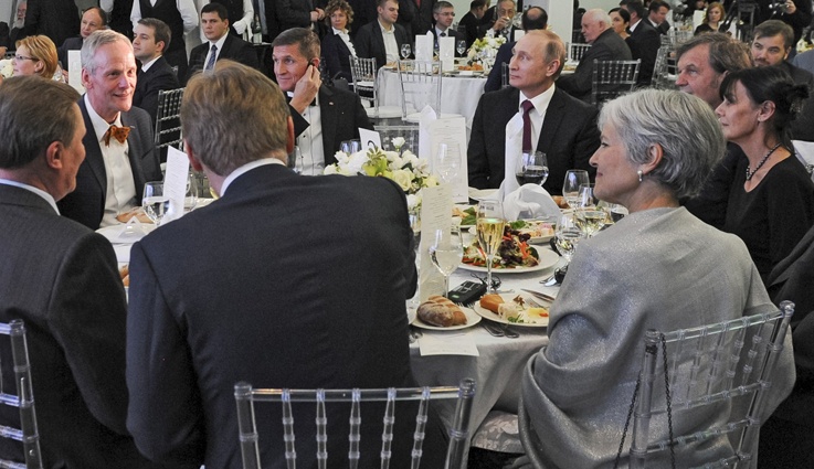Генерал Майкл Флинн, президент России Владимир Путин и другие на торжестве по случаю 10-летия пропагандистского канала Russia Today в декабре 2015 года