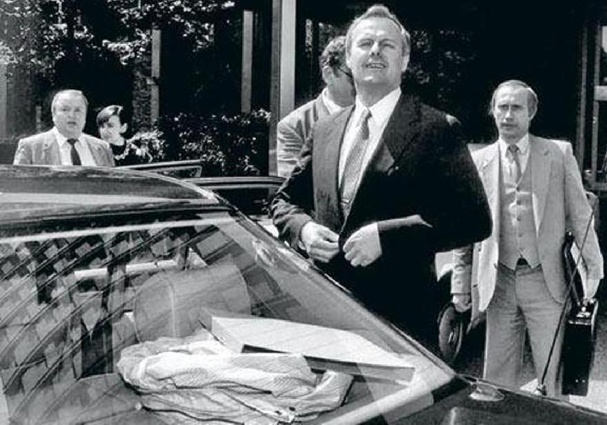 Владимир Путин был заместителем и правой рукой Анатолия Собчака. После избрания губернатором Санкт-Петербурга Владимира Яковлева в его команду идти отказался