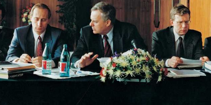 «Когда Собчака только избрали, при полном саботаже тогдашнего партийного руководства и мелкого чиновничества, нужно было как-то работать, и он стал в команду бывших студентов своих набирать». С Владимиром Путиным и Алексеем Кудриным, занимавшим впоследствии должность министра финансов России на протяжении 11 лет и первого вице-премьера