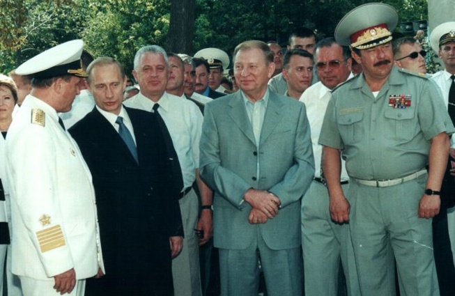 Леонид Грач (третий слева) с президентом России Владимиром Путиным, президентом Украины Леонидом Кучмой, министром обороны Украины Александром Кузьмуком и другими во время встречи в Крыму