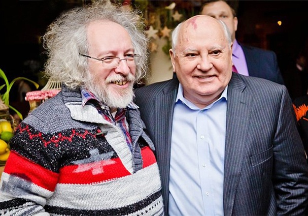 С Михаилом Горбачевым. «С головой у него все в порядке, но ходит очень тяжело. Ему 88 лет. Накопились многие болезни, последние шесть месяцев живет в больнице»