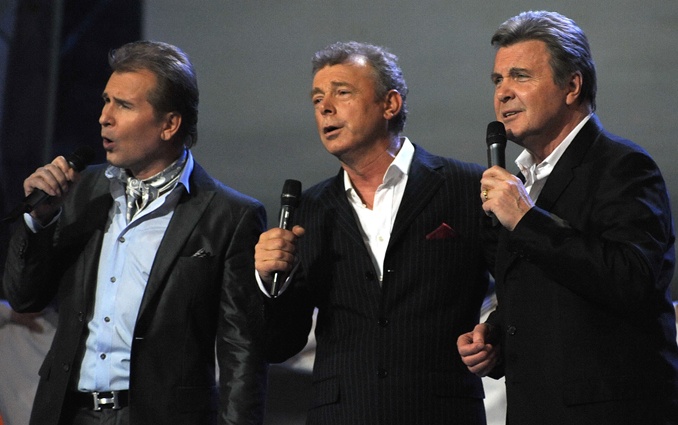 Александр Малинин, Николай Гнатюк и Лев Лещенко, 2010 год. «А вечер опять хороший такой, что песен не петь нам нельзя»