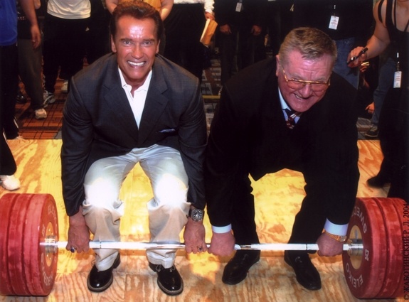 С Арнольдом Шварценеггером. В отличие от голливудских звезд Леонид Иванович позировать не умел — если уж брал штангу, то мертвой хваткой