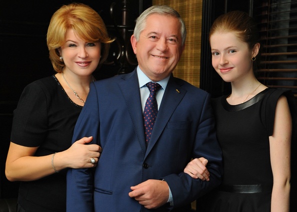 Марина Владимировна и Анатолий Кириллович с дочерью. «София в свои 15 лет с отцом одного роста — 1 м 75 см. Она у нас очень худенькая, и муж ее носит на руках»