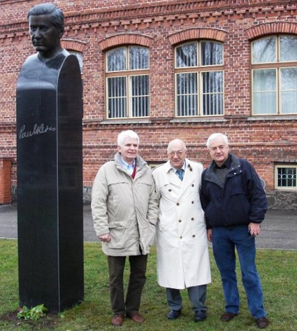 Борис Спасский, Виктор Корчной и Геннадий Сосонко возле памятника эстонскому гроссмейстеру Паулю Кересу на фоне гимназии, в которой Керес учился. Пярну, 2007 год