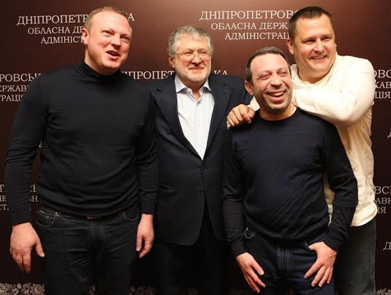 Председатель Днепропетровской областной государственной администрации Игорь Коломойский со своими заместителями — Святославом Олейником, Геннадием Корбаном и Борисом Филатовым. «Мы не рассорились, они своеобразные люди, так скажем. С Корбаном отношения поддерживаем, а манера поведения Филатова мне не нравится. Он заочно хамить иногда пытается, но я на это внимания не обращаю»