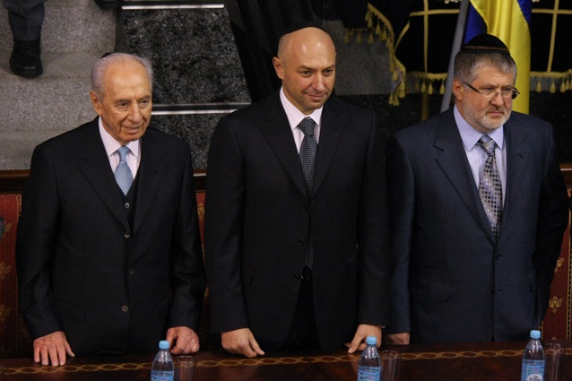 С президентом Израиля Шимоном Пересом и лучшим другом, украинским миллиардером, совладельцем и соучредителем группы «Приват» Геннадием Боголюбовым, 2010 год. «К вере прийти и понимать, что нечто, от нас независящее, есть, — две большие разницы. Сколько себя помню, во что-то всегда верил, с детства ощущал, что это нечто единое, целое»