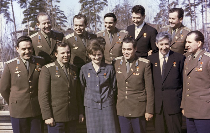 Космонавты в Звездном (первый ряд): Владимир Комаров, Юрий Гагарин, Валентина Терешкова, Андриян Николаев, Константин Феоктистов, Павел Беляев. Во втором ряду: Алексей Леонов, Герман Титов, Валерий Быковский, Борис Егоров, Павел Попович, 1965 год