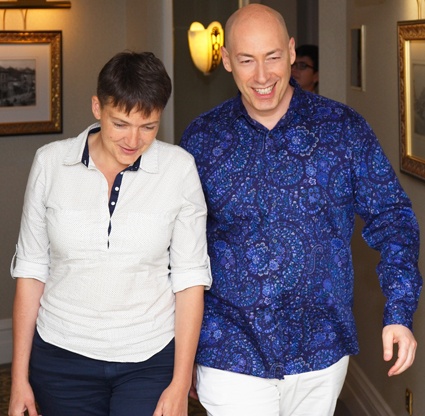 С Дмитрием Гордоном. «Я обычный человек, и мне абсолютно все равно, кто рядом стоит. В присутствии каких-то звезд в обморок не падаю, а при виде великих не млею»