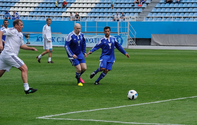 29 мая 2016 года в Киеве на стадионе «Динамо» имени Валерия Лобановского состоялся гала-матч, посвященный 30-й годовщине второй победы киевского «Динамо» в Кубке обладателей кубков УЕФА. Команда ветеранов «Динамо» встречалась со сборной Друзей клуба и одержала победу со счетом 4:2. Дмитрий Гордон и Владимир Зеленский атакуют ветеранов «Динамо»