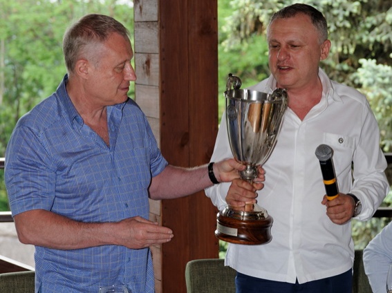 Григорий и Игорь Суркисы с копией победного Кубка кубков