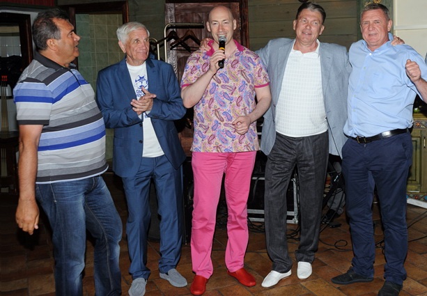 «На Блохина, на Блохина ходила когда-то большая страна!» — Вадим Евтушенко, Андрей Биба, Дмитрий Гордон, Олег Блохин и Владимир Бессонов. Хит Михаила Назаренко пели все