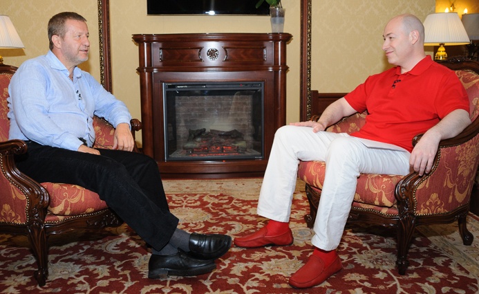 С Дмитрием Гордоном. «В Германии у меня обычная нормальная жизнь — бизнес, семья, путешествия... Спокойно и хорошо сплю, разнообразно и калорийно питаюсь, общением с детьми наслаждаюсь»