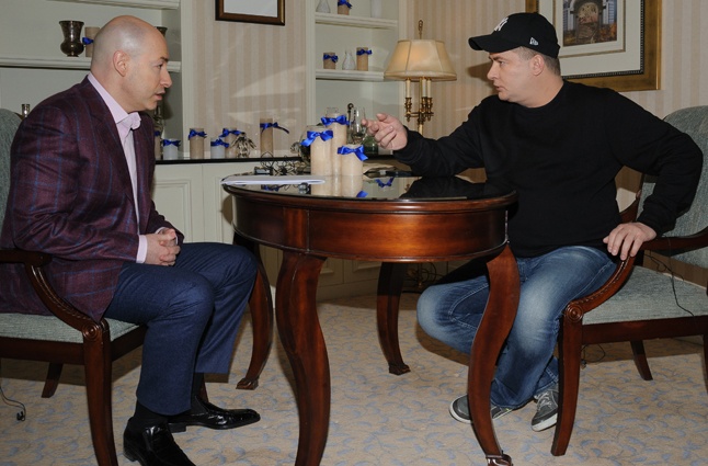 С Дмитрием Гордоном. «У самого Данилко какой-то образ экранный выработался — за 25 лет Сердючка настолько ко мне приросла, что я смущаться начал, потому что в себе ее черты стал замечать»