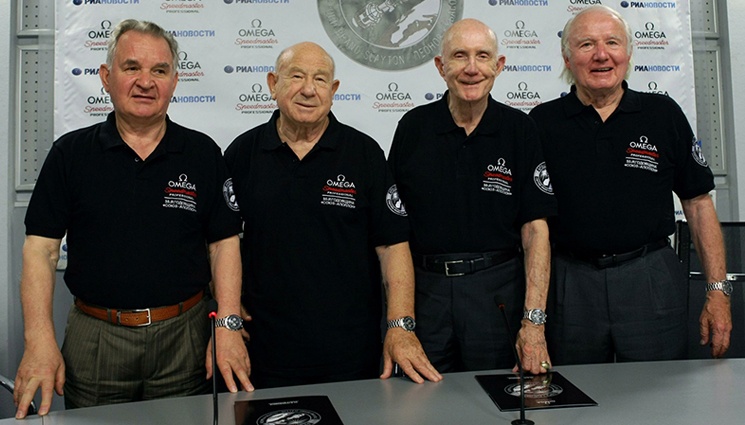 Участники космического проекта «Союз» — «Аполлон» Валерий Кубасов, Алексей Леонов, Томас Стаффорд и Вэнс Бранд на пресс-конференции, посвященной 35-й годовщине совместного полета. «Мне и Валере тогда после  полета по 15 тысяч рублей заплатили, плюс государство по автомобилю ГАЗ-24 — «Волга» нам подарило... Американцам согласно контракту по 150 тысяч долларов выплатили»