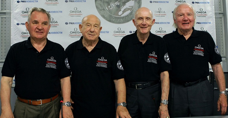 Участники космического проекта «Союз» — «Аполлон» Валерий Кубасов, Алексей Леонов, Томас Стаффорд и Вэнс Бранд на пресс-конференции, посвященной 35-й годовщине совместного полета. «Мне и Валере тогда после  полета по 15 тысяч рублей заплатили, плюс государство по автомобилю ГАЗ-24 — «Волга» нам подарило... Американцам согласно контракту по 150 тысяч долларов выплатили»