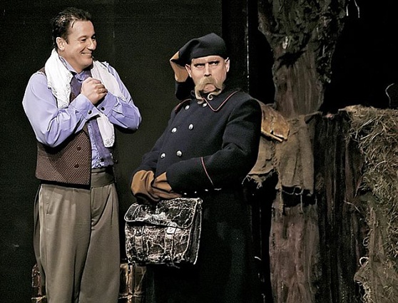 С Олегом Меньшиковым в спектакле по комедии Николая Гоголя «Игроки», где Виктор Сухоруков сыграл две роли — чиновника Замухрышкина и помещика Глова, 2002 год. «Олег настолько хорош, что его можно гениальным назвать»