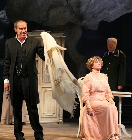 В роли Ермолая Лопахина с Мариной Нееловой (Любовь Раневская) в спектакле театра «Современник» по одноименной пьесе Антона Чехова «Вишневый сад», 2006 год