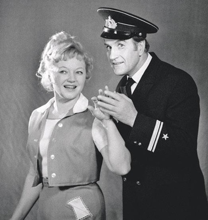 С Людмилой Касаткиной в спектакле «Раскинулось море широко», 1970 год