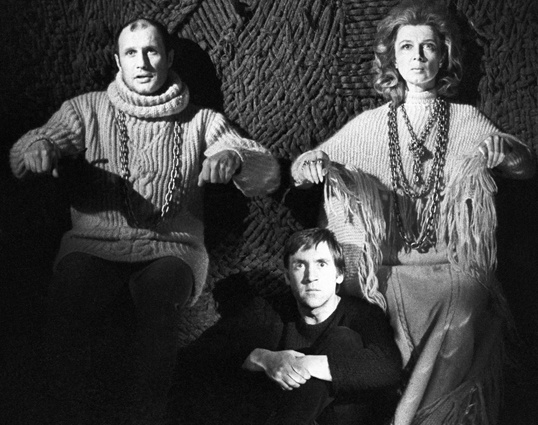 Владимир Высоцкий (Гамлет), Александр Пороховщиков (Клавдий) и Алла Демидова (Гертруда) в спектакле Юрия Любимова «Гамлет» по одноименной трагедии Шекспира, Театр на Таганке, 1971 год