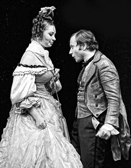 Татьяна Васильева (Марья Антоновна) и Андрей Миронов (Хлестаков) в спектакле Театра сатиры «Горе от ума»