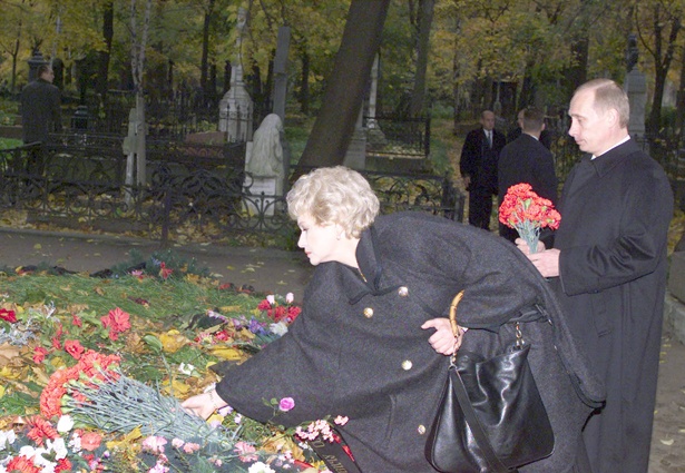 Людмила Нарусова и Владимир Путин на могиле Анатолия Собчака на Никольском кладбище Александро-Невской лавры. Со временем там установили памятник, созданный известным скульптором Михаилом Шемякиным