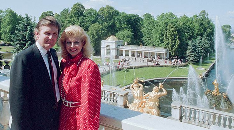 Дональд Трамп с первой женой — моделью и актрисой Иваной Зельничковой (Трамп) в Петергофе, СССР, 1987 год. «Если спецслужбы РФ вложили в Трампа какие-то деньги, они не могли делать это напрямую»