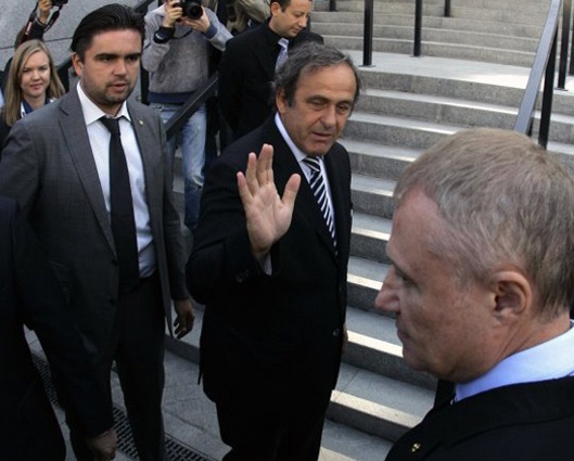 Директор «Евро-2012» в Украине Маркиян Лубкивский, президент ФИФА Мишель Платини и президент Федерации футбола Украины Григорий Суркис после осмотра реконструированного Олимпийского стадиона в Киеве, сентябрь 2011 года