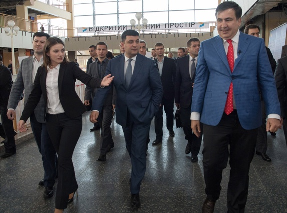 Глава Государственной фискальной службы Украины Роман Насиров, Юлия Марушевская, премьер-министр Украины Владимир Гройсман и Михеил Саакашвили. «Система напоминает болото. Опыт пребывания в этом болоте не самый приятный»