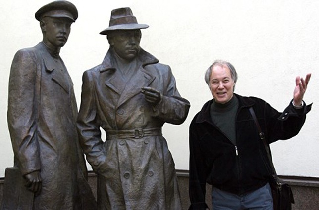 Владимир Конкин у памятника Жеглову и Шарапову, установленному возле Министерства внутренних дел в Киеве по случаю 90-летия украинского уголовного розыска