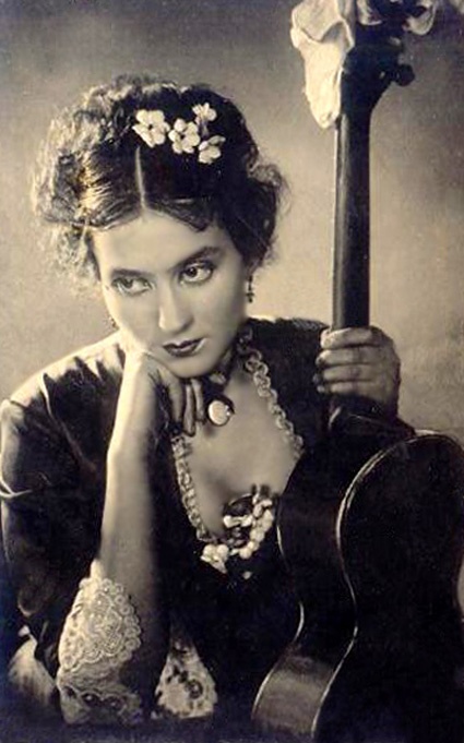 Мать Ларисы Кадочниковой актриса театра и кино Нина Алисова наиболее известна ролью Ларисы Огудаловой в фильме Якова Протазанова по пьесе Александра Островского «Бесприданница». «Мама — идеал, сама жизнь, красота, доброта»