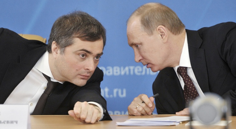 Владимир Путин со своим помощником Владиславом Сурковым. «Сурков действительно фигура нарочито инфернальная и курирует украинский вопрос. Но не только он. Ни у кого из приближенных Путина нет эксклюзивного права ни на что. Это противоречит жизненным и политическим принципам президента России»