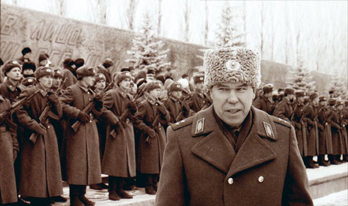Лидер Движения в поддержку армии генерал Лев Рохлин. «Это был человек чести, никому не лизал»