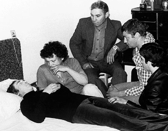 В день похорон рядом с покойным Владимиром Высоцким в квартире на Малой Грузинской его друзья — Валерий Янклович, Вадим Туманов, Всеволод Абдулов и Игорь Гадяев, 28 июля 1980 года