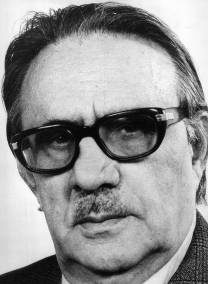 Советский писатель, публицист и общественный деятель Абдурахман Авторханов в 1937 году был арестован, затем оправдан, после Второй мировой войны стал профессором американской военной академии и председателем ее ученого совета. Автор книг по истории СССР. «Авторханова своим учителем я считаю, в каком-то смысле своим отцом: он мне метод показал...»