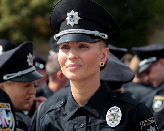 34-летняя киевская патрульная Арина Кольцова сгорела за полгода от резистентной формы туберкулеза, которым женщину заразил правонарушитель, плюнув при задержании ей в лицо. «Патрульный должен понимать, что контактирует с людьми, которые находятся на дне»