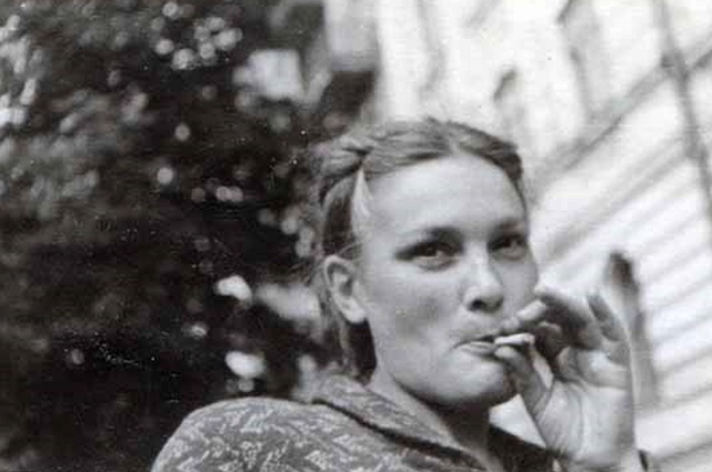 Первая любовь Вики Некрасова Женя Гриднева, Киев, 1947 год. В период оккупации Евгения с больной матерью на руках и маленькой дочерью опекала бабушку, маму и тетю Некрасова, муж Гридневой Сергей Доманский — близкий друг Виктора — погиб на фронте