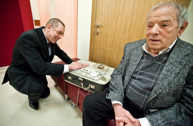 Валерий Золотухин рассматривает магнитофон Grundig, на который Петр Ефимович (справа) в 1965-1966 годах записывал песни Высоцкого в Одессе. «Лет пять назад этот магнитофон вместе с записями Володи и Петра я подарила сыну Высоцкого в его музей»