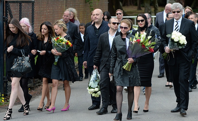 Похороны Бориса Березовского на кладбище Бруквуд в британском графстве Суррей 8 мая 2013 года. Третья слева — дочь Березовского от второго брака Анастасия, вторая справа — вторая жена Елена Горбунова, медиаменеджер и предприниматель Демьян Кудрявцев, близкий друг Бориса Абрамовича бизнесмен Владимир Воронов и другие