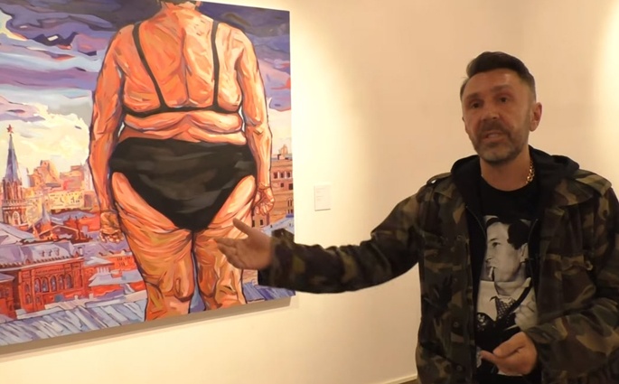 Сергей Шнуров на фоне своей работы «Крещенские морозы»