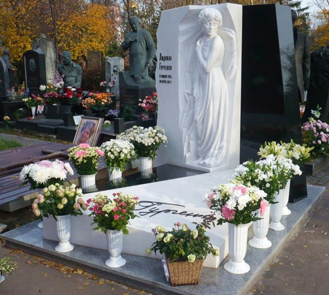 Надгробие Гурченко на Новодевичьем (скульпторы — Юрий Хоровский и Юрий Шабельников), хотя сама Людмила Марковна завещала похоронить ее рядом с родителями и любимым внуком Марком на Ваганьковском