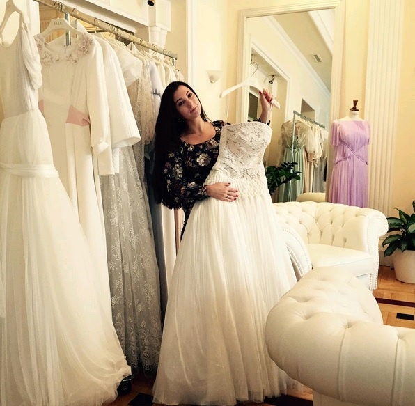 Несмотря на традиции, платье у невесты было открытым. Фото: instagram.com/maria_broytman