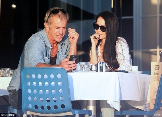 Розалинда младше Гибсона на 35 лет. Фото: rsute.ru