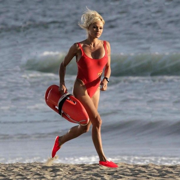 Cъемка рекламного ролика в 2012 году. 45-летняя актриса пробежалась по пляжу в Бразилии и спасла своим поцелуем очень везучего молодого человека. Фото: Instagram