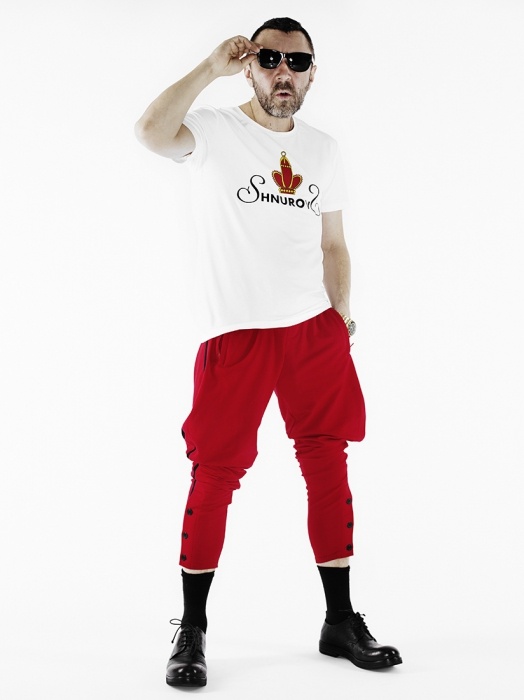 Многоликий Шнур не только пишет, поет и снимает фильмы, но и выпустил свою коллекцию одежды. Фото: sobaka.ru