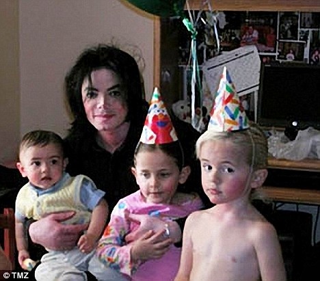 Майкл Джексон со своими тремя детьми. Фото: TMZ