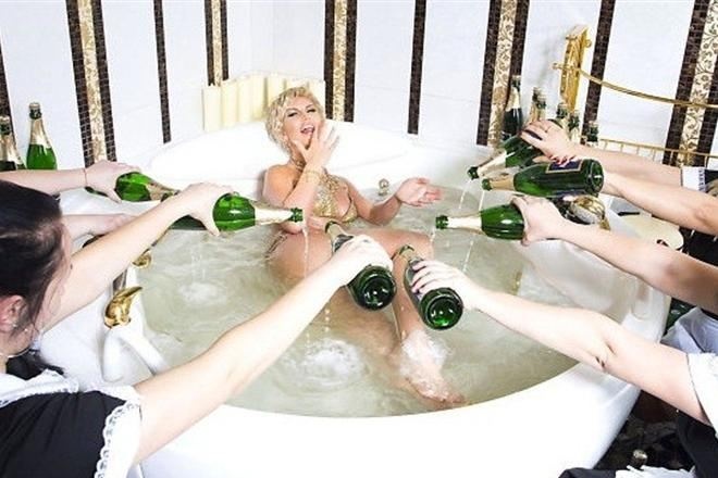 Камалия в ванне с шампанским. Фото: