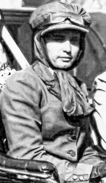 Жена брата бабушки Александры фон Арним — одна из первых авиатрисс Софья Бобринская. «В эмиграции, в Париже, она работала водителем такси»